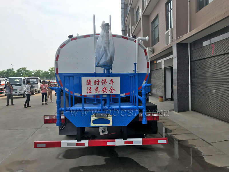 東風多利卡D9保溫運水車